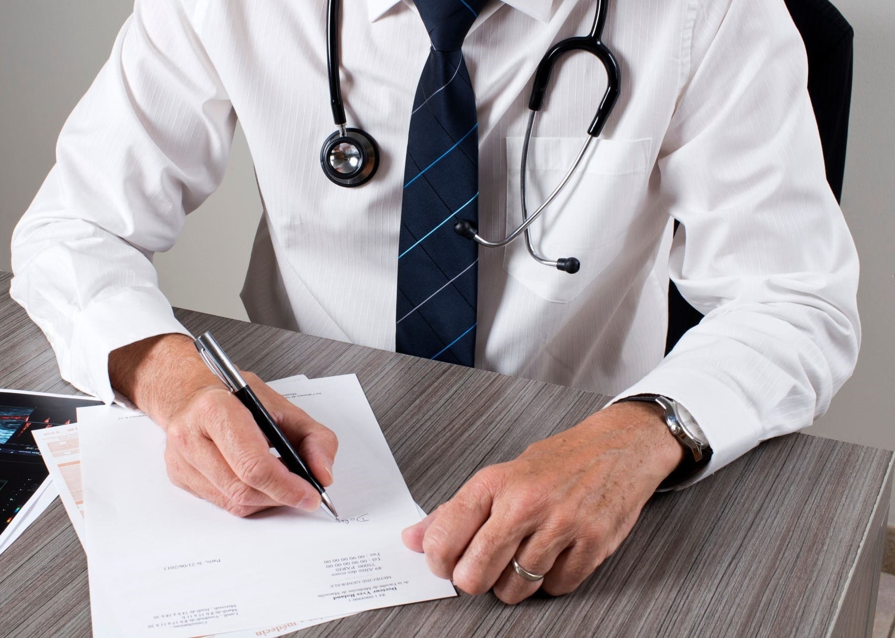 Decisão judicial reafirma exclusividade médica na prescrição de medicamentos